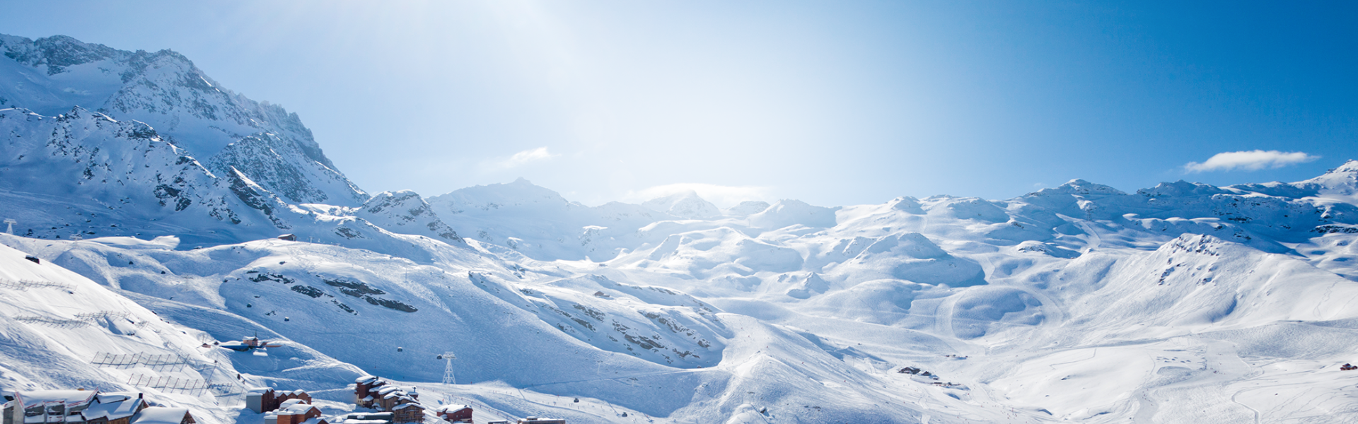 Skipistes en bergtoppen in de Franse Alpen